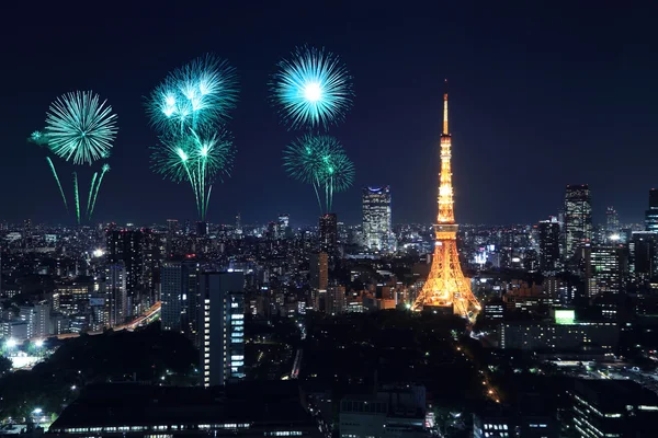 Fireworks firar över Tokyo stadsbilden på natten — Stockfoto