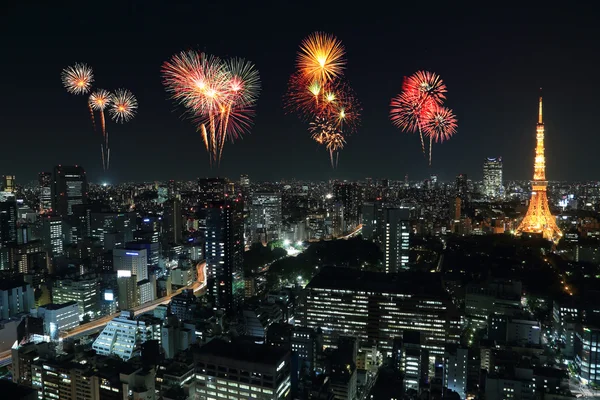 Ohňostroj slaví přes Tokio panoráma v noci — Stock fotografie