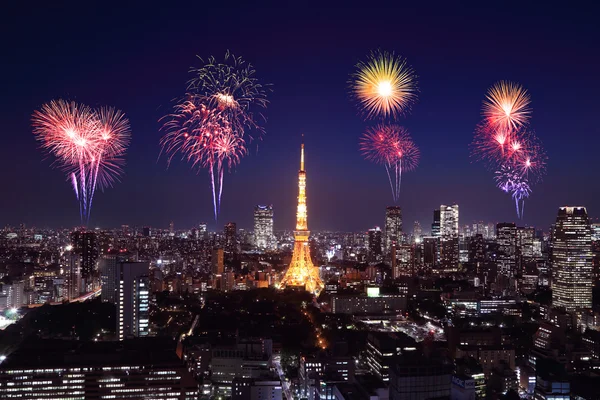 Fireworks firar över Tokyo stadsbilden på natten — Stockfoto