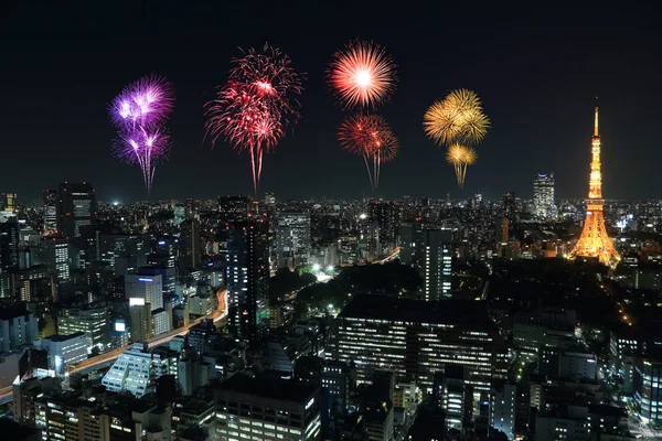 Fireworks firar över Tokyo stadsbilden på natten — Stockfoto