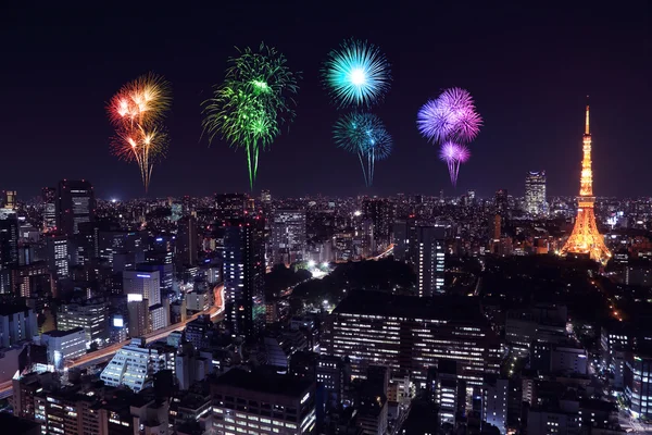 Fuegos artificiales celebrando sobre el paisaje urbano de Tokio por la noche — Foto de Stock