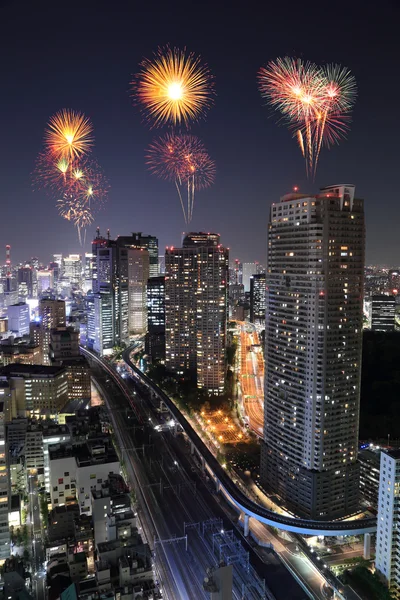 Fogos de artifício comemorando a paisagem urbana de Tóquio à noite — Fotografia de Stock