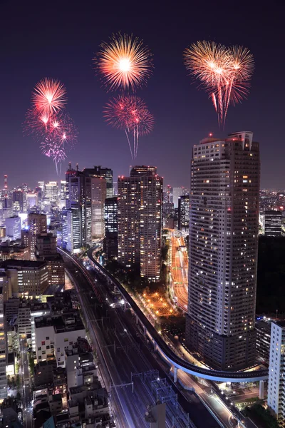 Feuerwerk über Tokyos Stadtbild in der Nacht — Stockfoto