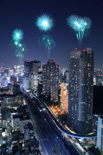 Fuochi d'artificio che celebrano il paesaggio urbano di Tokyo di notte — Foto Stock