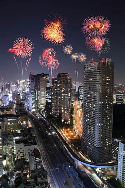 Fuochi d'artificio che celebrano il paesaggio urbano di Tokyo di notte — Foto Stock