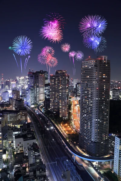 Πυροτεχνήματα γιορτάζει πέρα από το Τόκιο cityscape τη νύχτα — Φωτογραφία Αρχείου