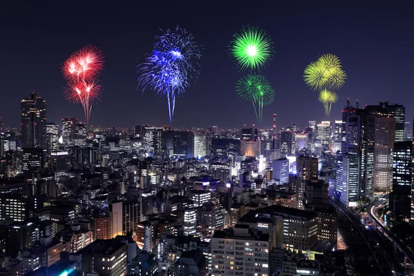 Fireworks firar över Tokyo stadsbilden på natten — Stockfoto