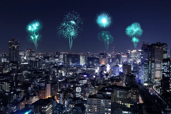 Ohňostroj slaví přes Tokio panoráma v noci — Stock fotografie