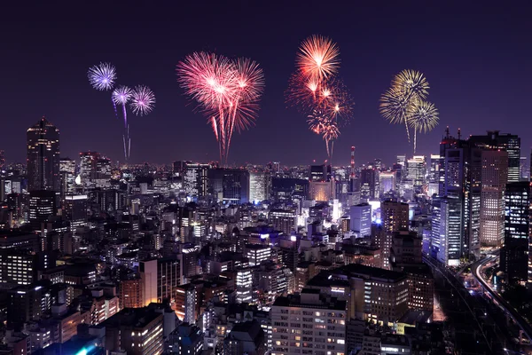 Fireworks firar över Tokyo stadsbilden på natten — Stockfoto