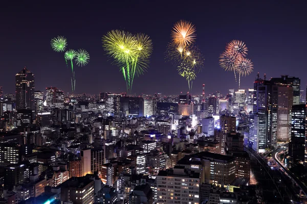 夜の東京の街並を祝う花火 — ストック写真