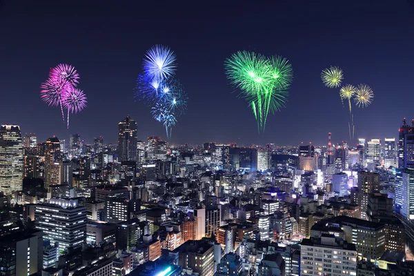 Ohňostroj slaví přes Tokio panoráma v noci — Stock fotografie