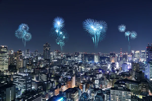 夜の東京の街並を祝う花火 — ストック写真