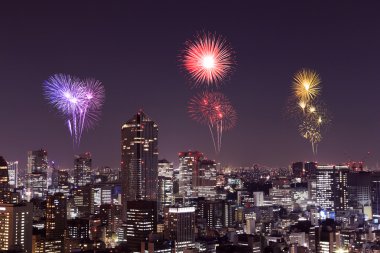 Tokyo cityscape üzerinde gece kutluyor havai fişek