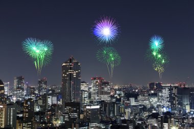 Tokyo cityscape üzerinde gece kutluyor havai fişek
