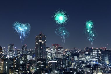Tokyo cityscape üzerinde gece kutluyor havai fişek