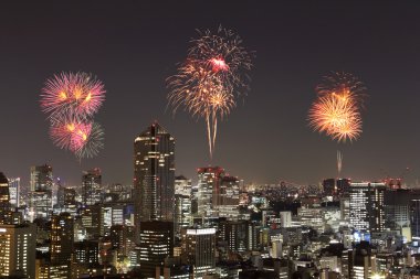 Tokyo cityscape üzerinde gece kutluyor havai fişek
