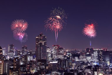 Tokyo cityscape üzerinde gece kutluyor havai fişek