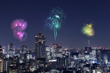 Tokyo cityscape üzerinde gece kutluyor havai fişek