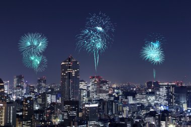 Tokyo cityscape üzerinde gece kutluyor havai fişek
