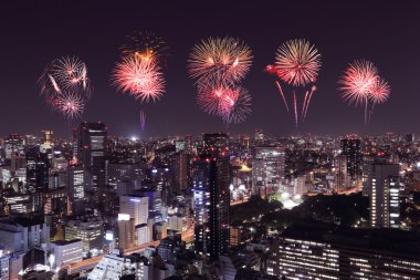 Tokyo cityscape üzerinde gece kutluyor havai fişek