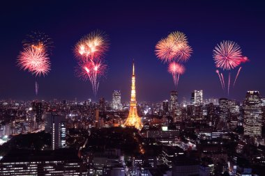 Tokyo cityscape üzerinde gece kutluyor havai fişek