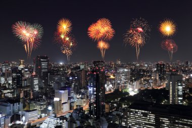 Tokyo cityscape üzerinde gece kutluyor havai fişek
