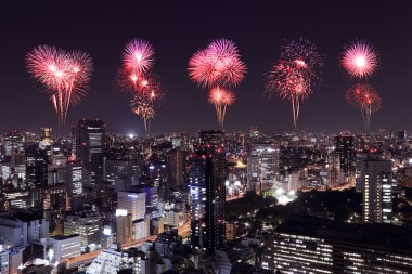 Tokyo cityscape üzerinde gece kutluyor havai fişek