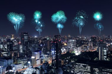 Tokyo cityscape üzerinde gece kutluyor havai fişek
