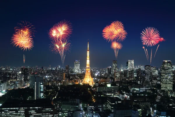 Fireworks firar över Tokyo stadsbilden på natten — Stockfoto