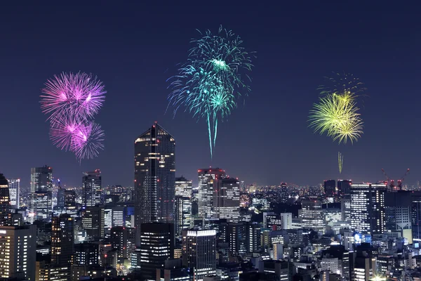 Fogos de artifício comemorando a paisagem urbana de Tóquio à noite — Fotografia de Stock