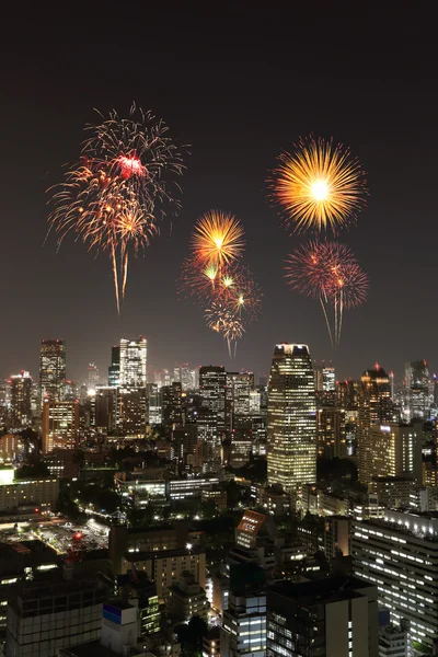 Feuerwerk über Tokyos Stadtbild in der Nacht — Stockfoto