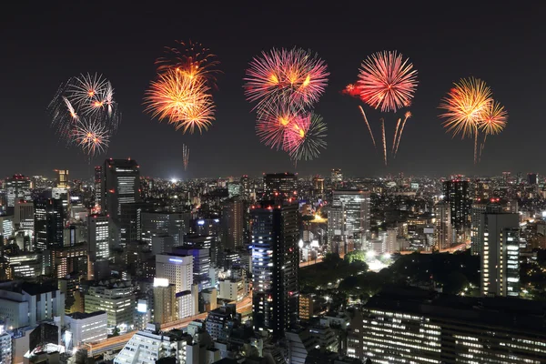 Fogos de artifício comemorando a paisagem urbana de Tóquio à noite — Fotografia de Stock