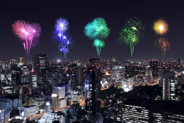 Фейерверки, празднующие над городом Токио ночью — стоковое фото