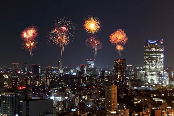 夜の東京の街並を祝う花火 — ストック写真