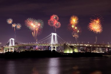 Geceleri, Japonya Tokyo Gökkuşağı Köprüsü üzerinde kutluyor havai fişek