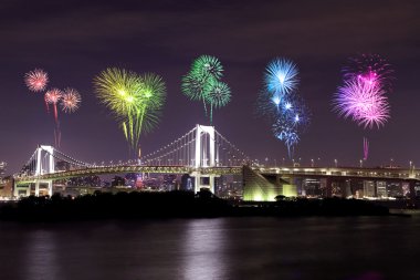 Geceleri, Japonya Tokyo Gökkuşağı Köprüsü üzerinde kutluyor havai fişek