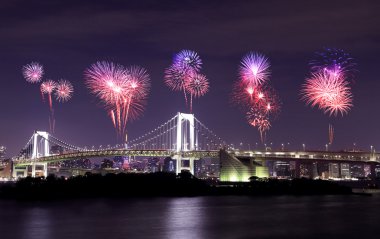 Geceleri, Japonya Tokyo Gökkuşağı Köprüsü üzerinde kutluyor havai fişek
