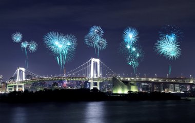 Geceleri, Japonya Tokyo Gökkuşağı Köprüsü üzerinde kutluyor havai fişek