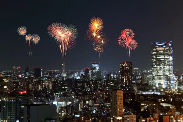 Fireworks celebrating over Tokyo cityscape at night — Stock Photo, Image