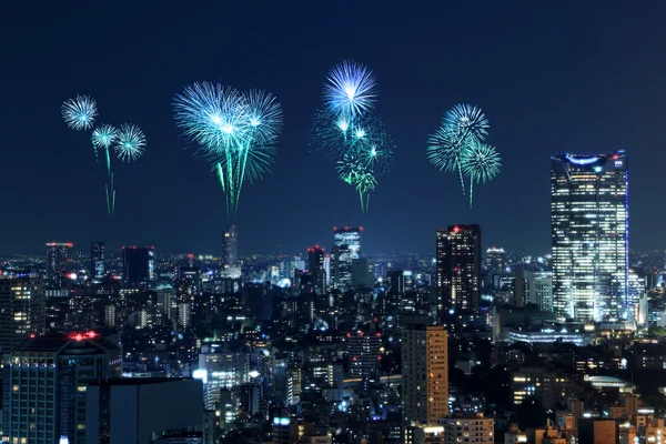 夜の東京の街並を祝う花火 — ストック写真