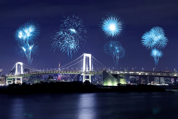 Πυροτεχνήματα γιορτάζει πάνω από Τόκιο γέφυρα ουράνιο τόξο τη νύχτα, Ιαπωνία — Φωτογραφία Αρχείου