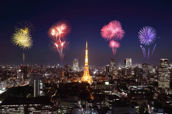 Fireworks firar över Tokyo stadsbilden på natten — Stockfoto