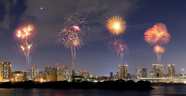 Fuochi d'artificio che festeggiano su Odaiba, paesaggio urbano di Tokyo di notte — Foto Stock