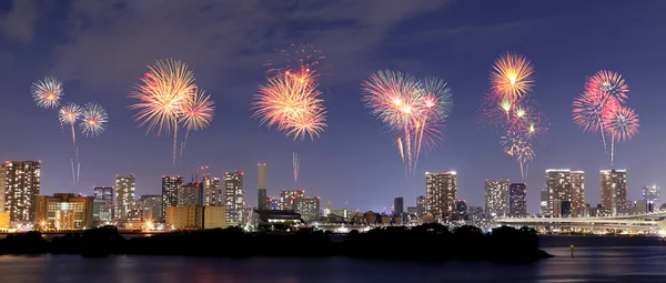 Πυροτεχνήματα γιορτάζει πάνω Odaiba, Τόκιο cityscape τη νύχτα — Φωτογραφία Αρχείου