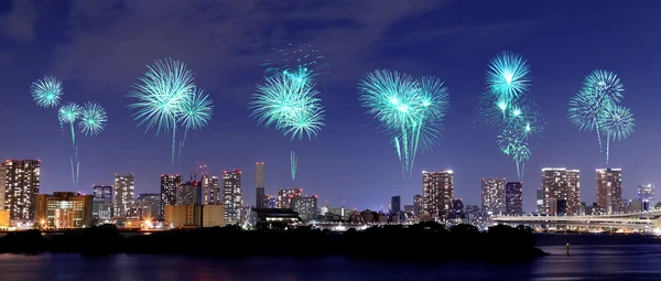 Fuochi d'artificio che festeggiano su Odaiba, paesaggio urbano di Tokyo di notte — Foto Stock