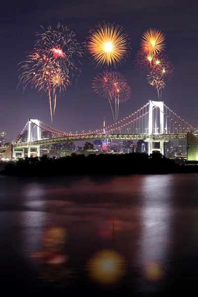 Fuegos artificiales celebrando el Puente Arco Iris de Tokio por la noche, Japón — Foto de Stock