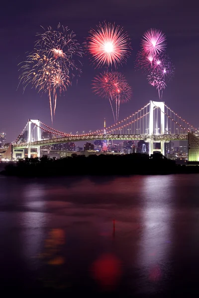Fuegos artificiales celebrando el Puente Arco Iris de Tokio por la noche, Japón — Foto de Stock