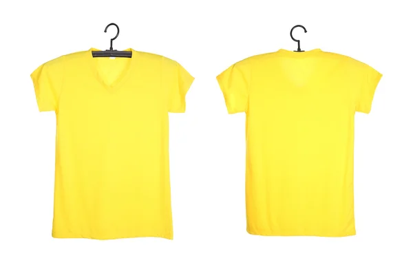 T-shirt su appendino isolato su bianco — Foto Stock