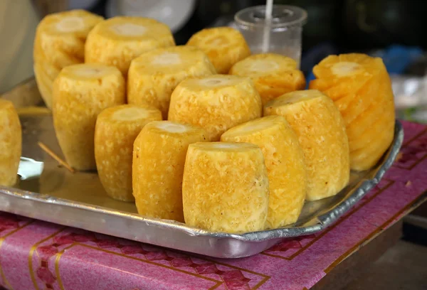 Reife geschälte Ananas — Stockfoto