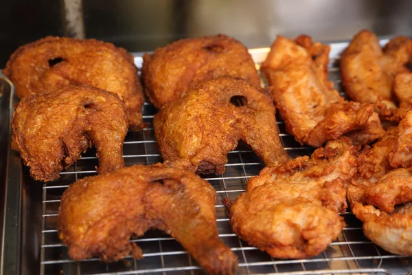 Smażony kurczak na rynku — Zdjęcie stockowe